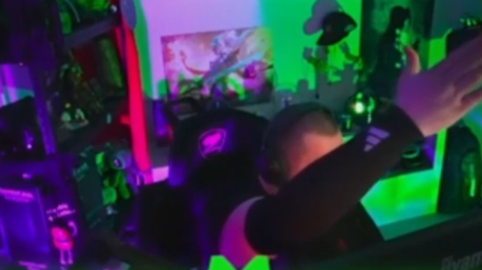 Plik:Rękawiczka prawiczka z Adidasa.png