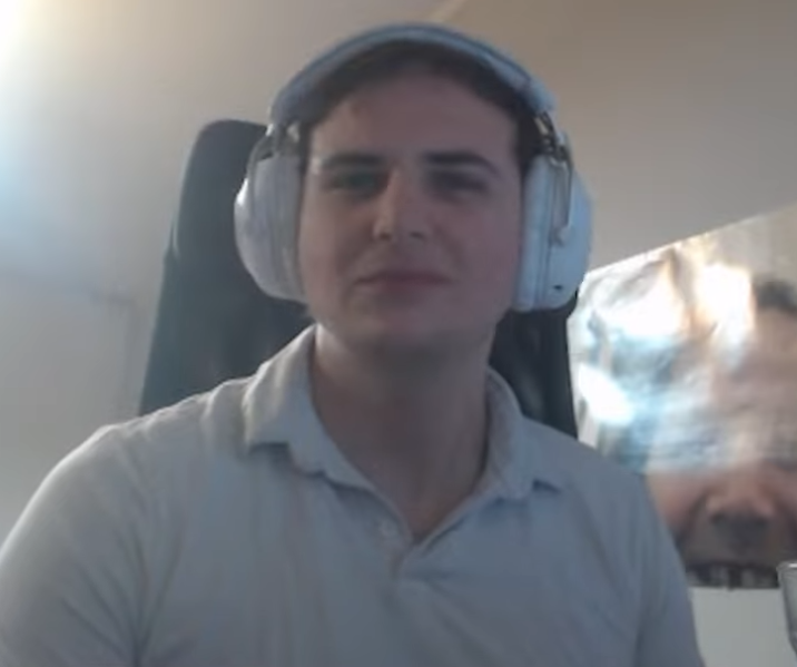 Plik:Tubson patrzy w kamerke.png